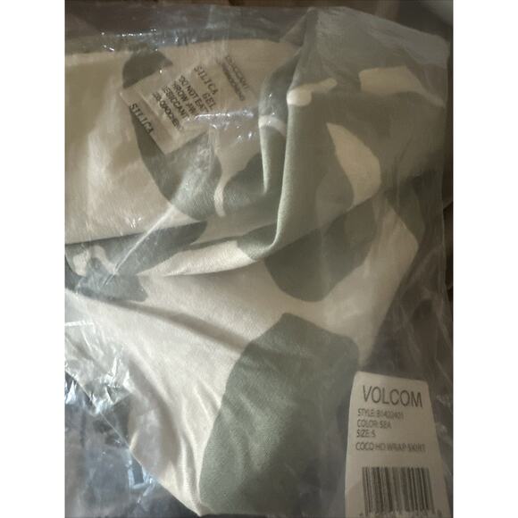 Volcom Women's Coco Ho Wrap Tennis Mini Skirt Size Small - Picture 3 of 3